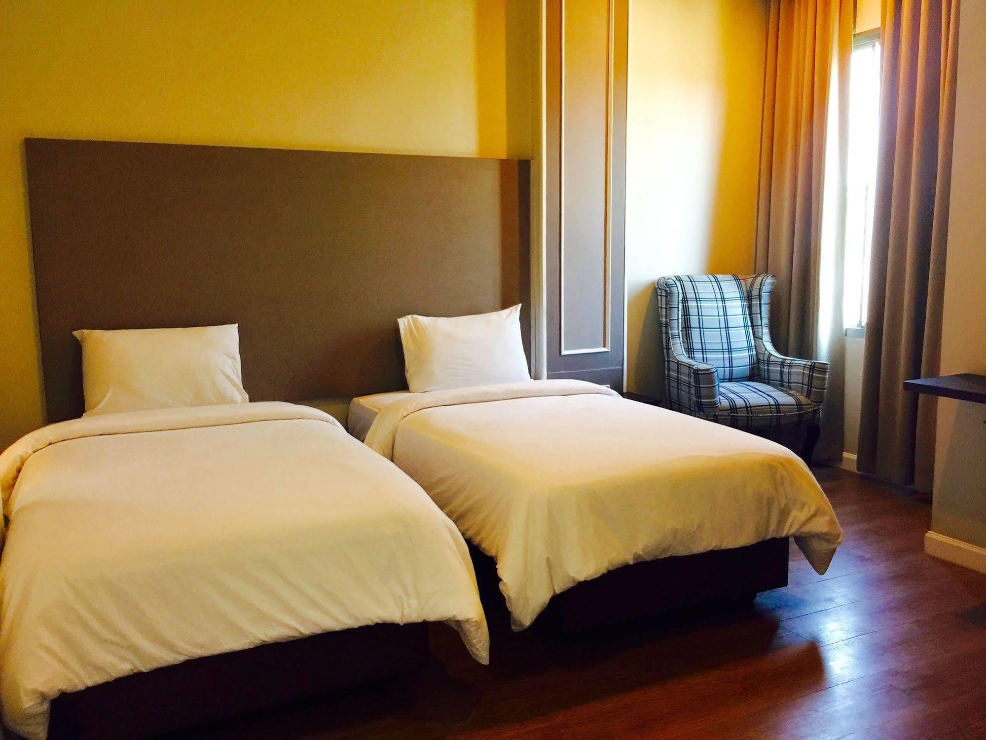 J. Park Hotel Chonburi Eksteriør billede