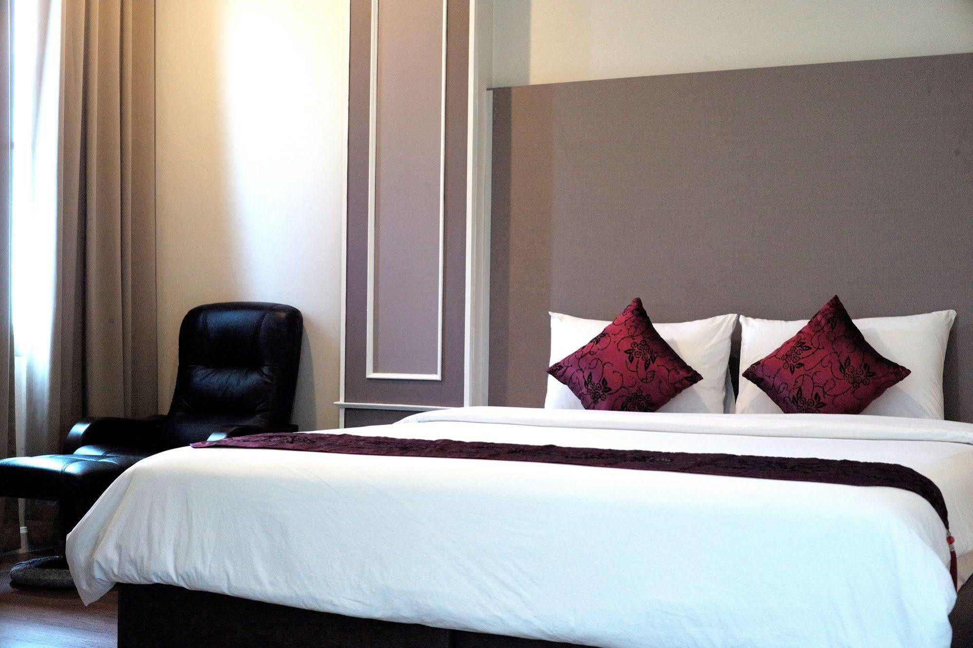 J. Park Hotel Chonburi Eksteriør billede